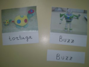 Ejemplo de tarjetas de lectura con la ayuda visual de la palabra